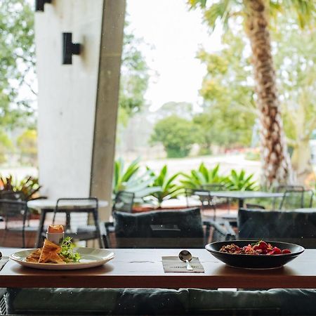 Eatons Hill Hotel Брисбен Экстерьер фото