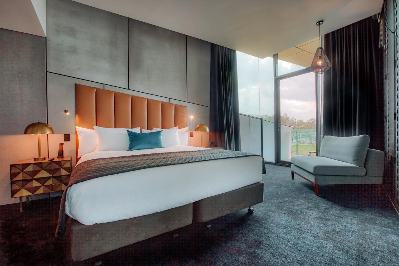 Eatons Hill Hotel Брисбен Экстерьер фото